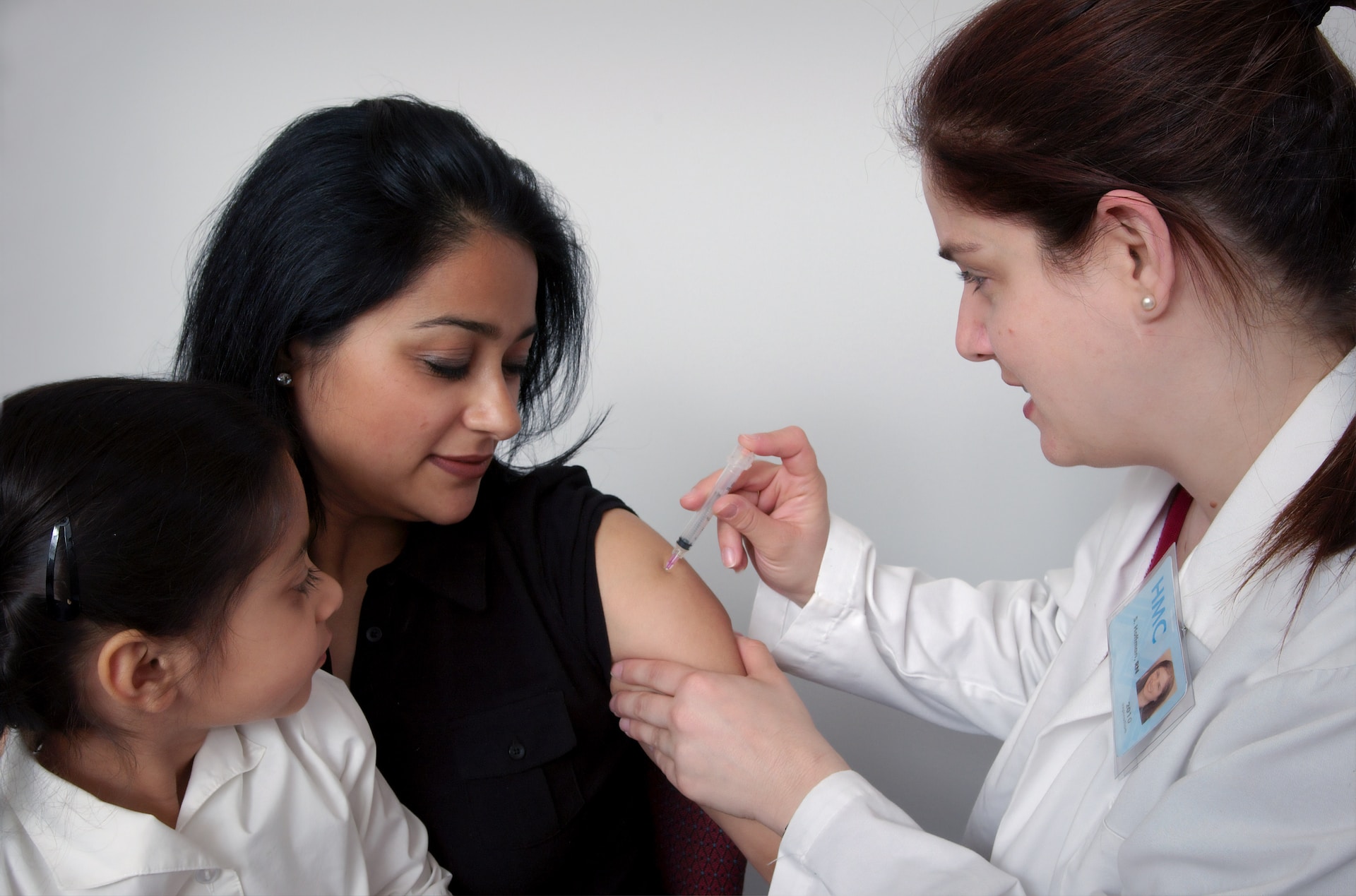 Dr giving patient a flu shot